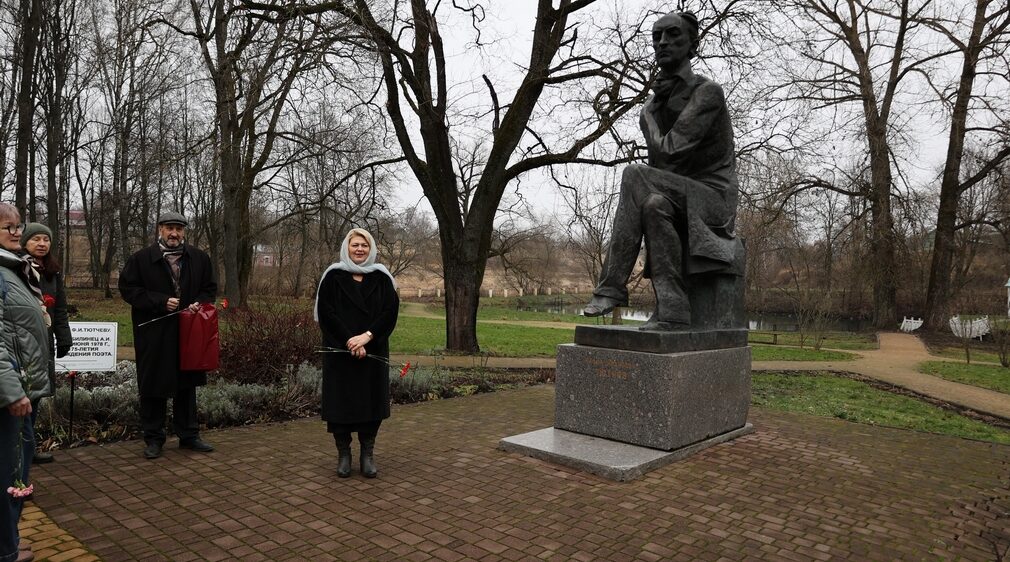 В брянском Овстуге отметили 222-летие со дня рождения Федора Тютчева