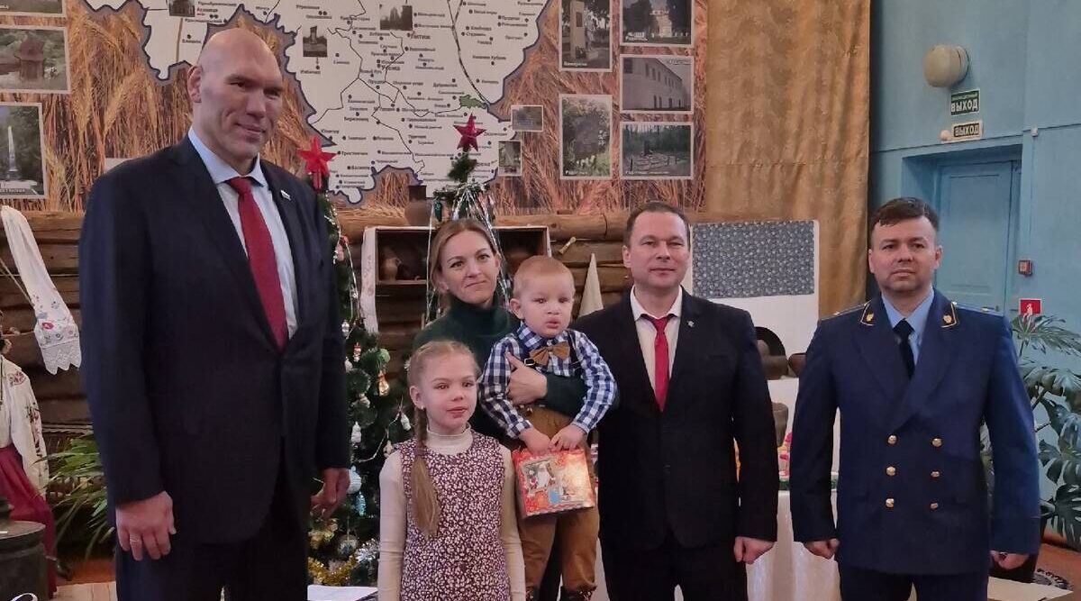 Николай Валуев поздравил детей на «Новогодней елке» в Комаричском районе