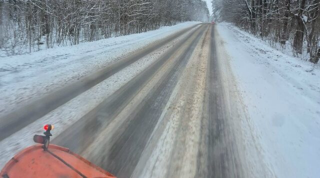Дороги на Брянщине чистят от снега и обрабатывают песко-соляной смесью круглосуточно
