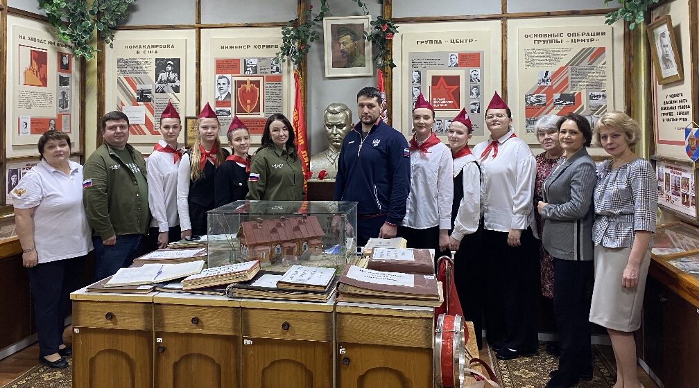 Чемпион мира по самбо Артём Осипенко встретился с сельцовскими школьниками