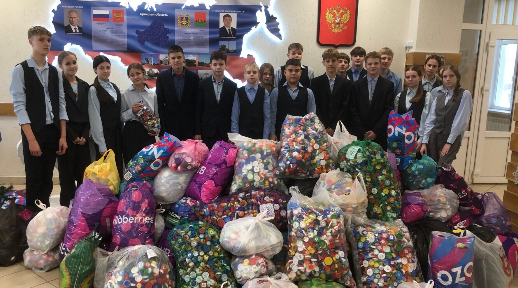 В Севские школьники приняли участие в акции «Добрые крышечки — злые батарейки»