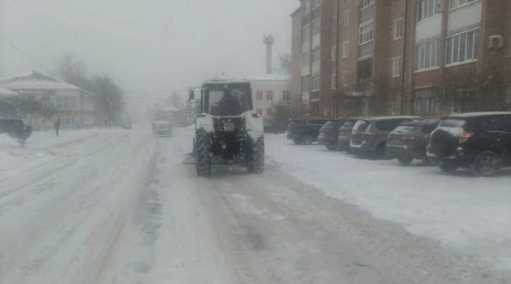 В районах Брянской области борются с последствиями снегопада