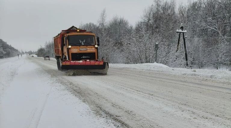 В Брянской области продолжают работы по очистке от снега и обработке песко-соляной смесью дорог