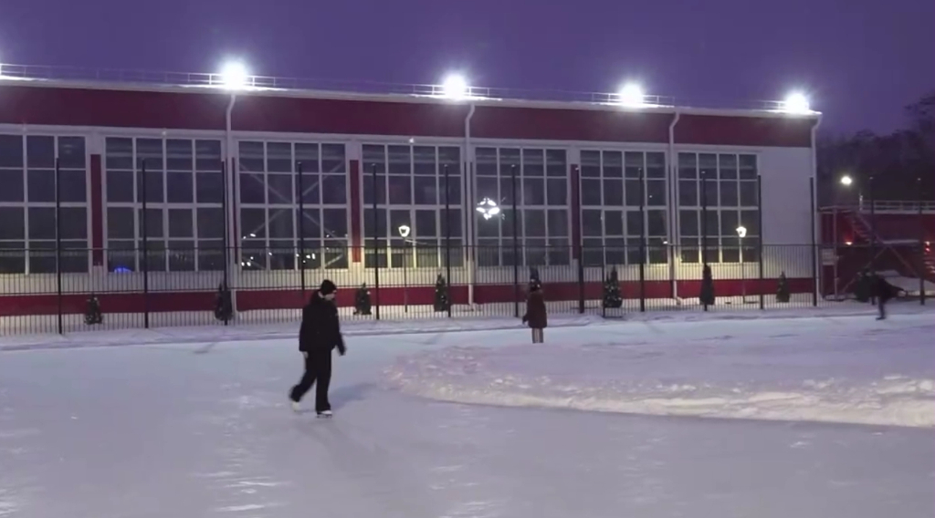 В Брянске открылся самый большой открытый каток на 5 тысяч квадратных метров