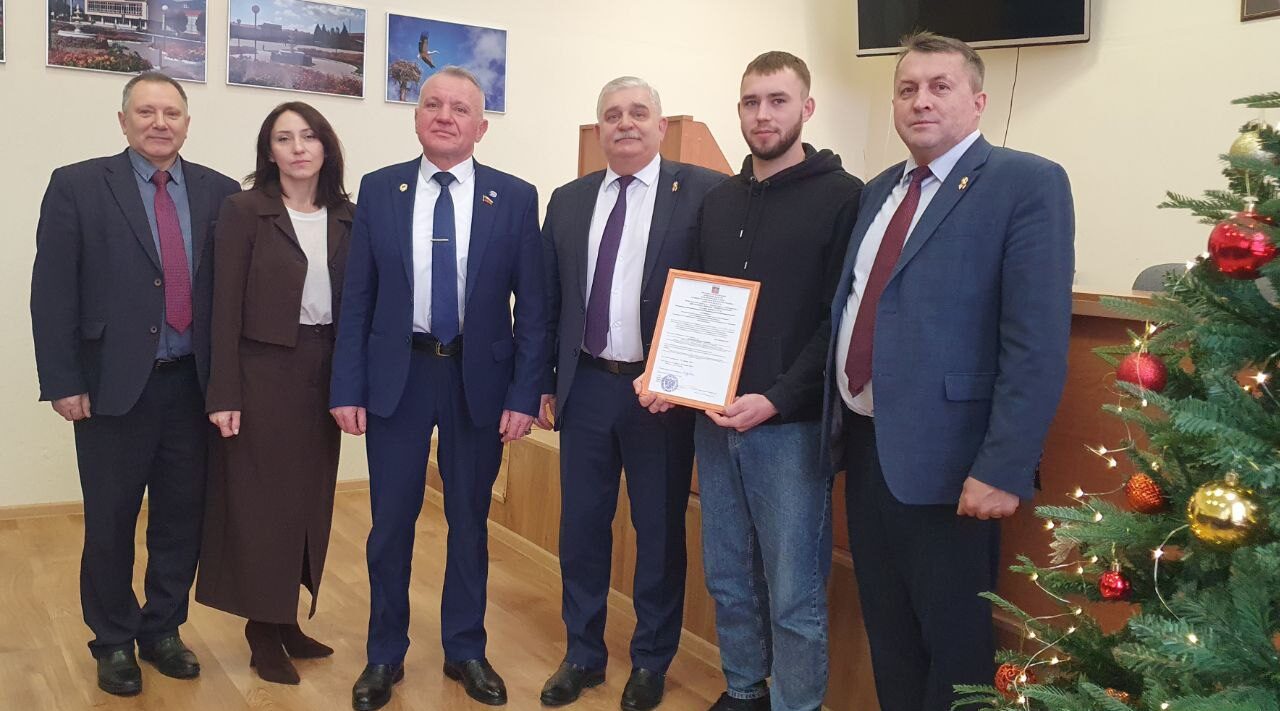 В Красногорском районе Брянщины вручили областные жилищные сертификаты детям-сиротам