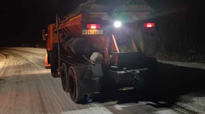 На Брянщине круглосуточно ведется очистка и обработка автодорог от снега