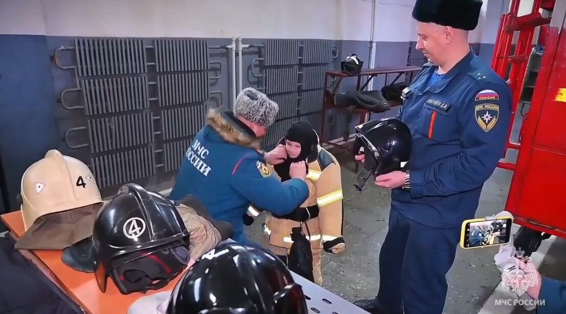 Глава МЧС России подарил брянскому мальчику день в роли настоящего пожарного