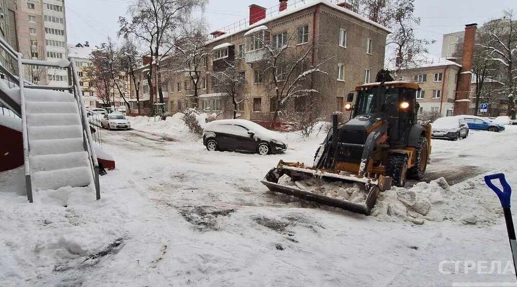 Брянские дворы продолжают расчищать от снега