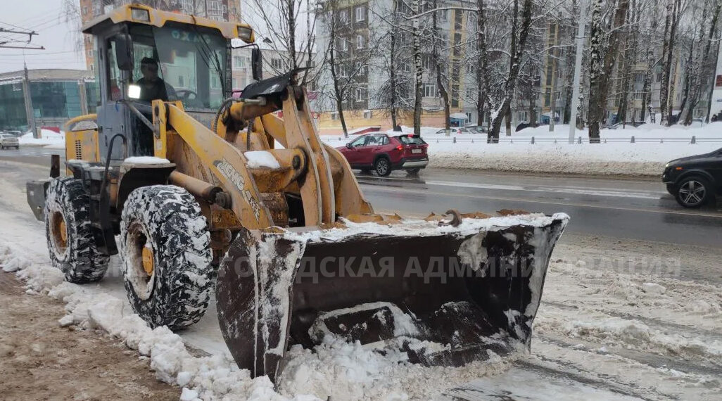 Снег в Брянске убирают 75 спецмашин