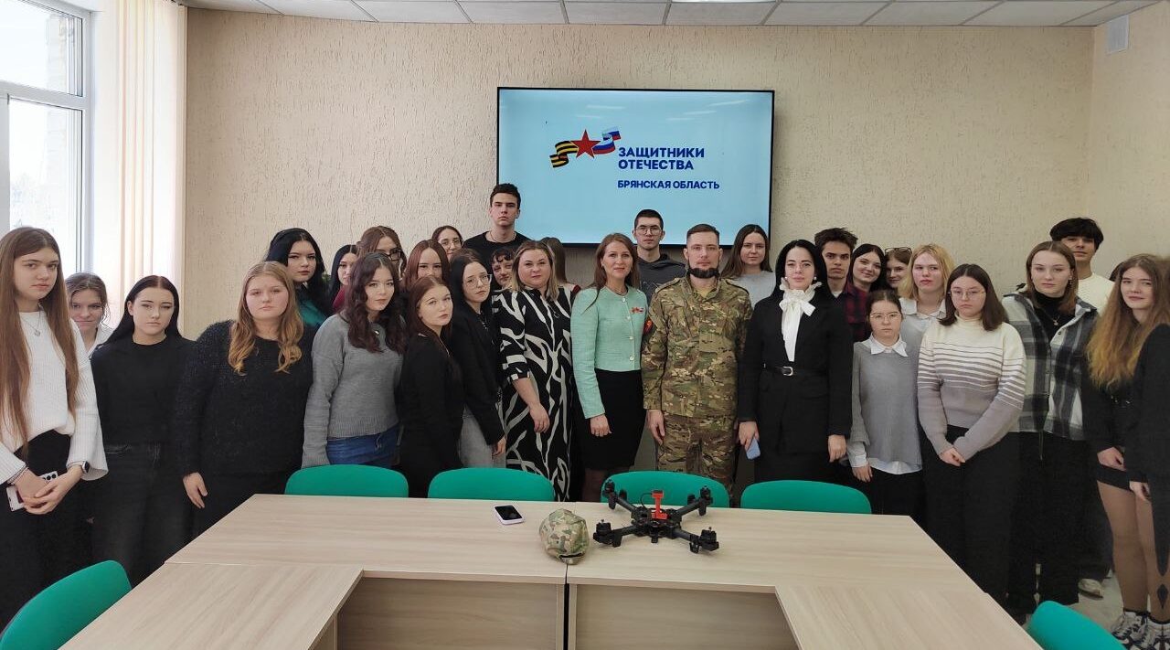 В Брянском техникуме питания и торговли прошла встреча ветерана СВО А. Тельнова со студентами