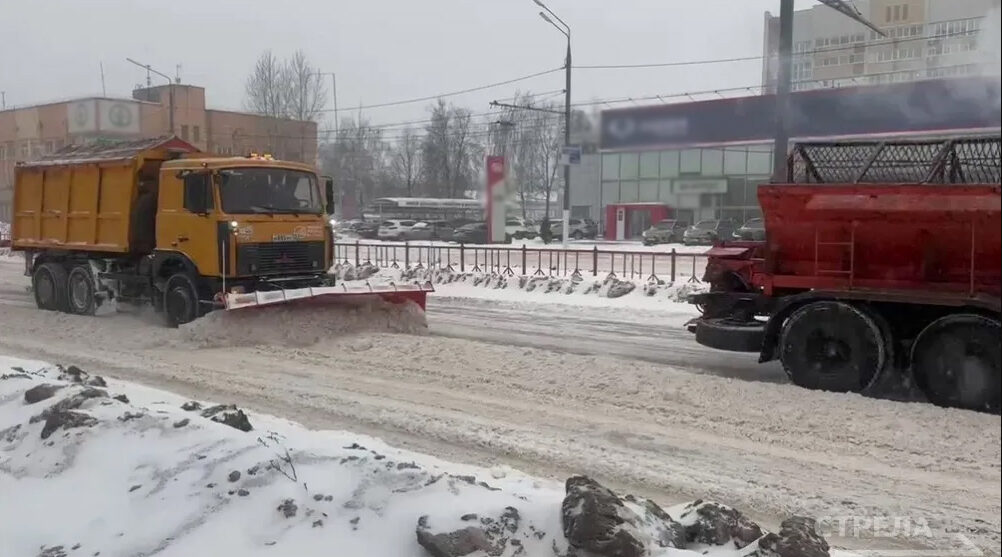 В Брянске дорожные и коммунальные службы ведут борьбу с последствиями снегопада