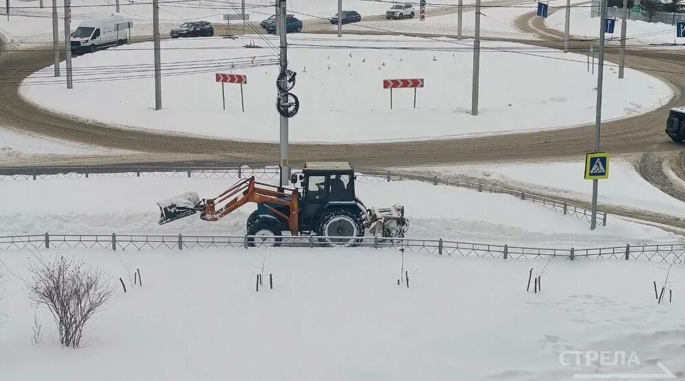 В Брянске активно убирают территории рядом с соцобъектами и во дворах