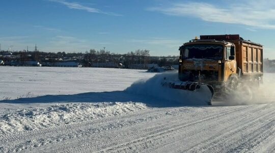 На Брянщине ведется очистка и противогололедная обработка дорог