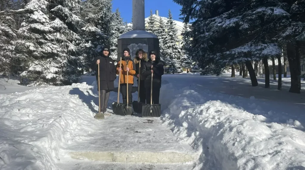 Брянские школьники взяли шефство над памятником
