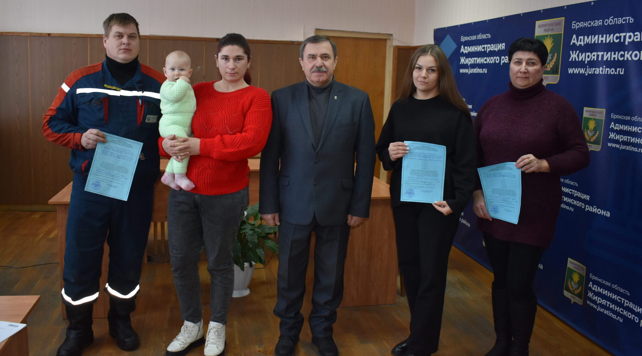 В брянском Жирятино вручили три жилищных сертификата