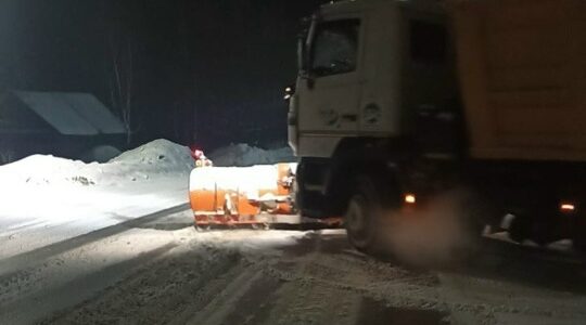 На Брянщине продолжаются работы по очистке от снега и обработке автодорог