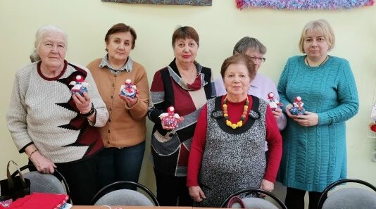 Для сельцовских женщин прошел мастер-класс «Обереговая кукла-травница»