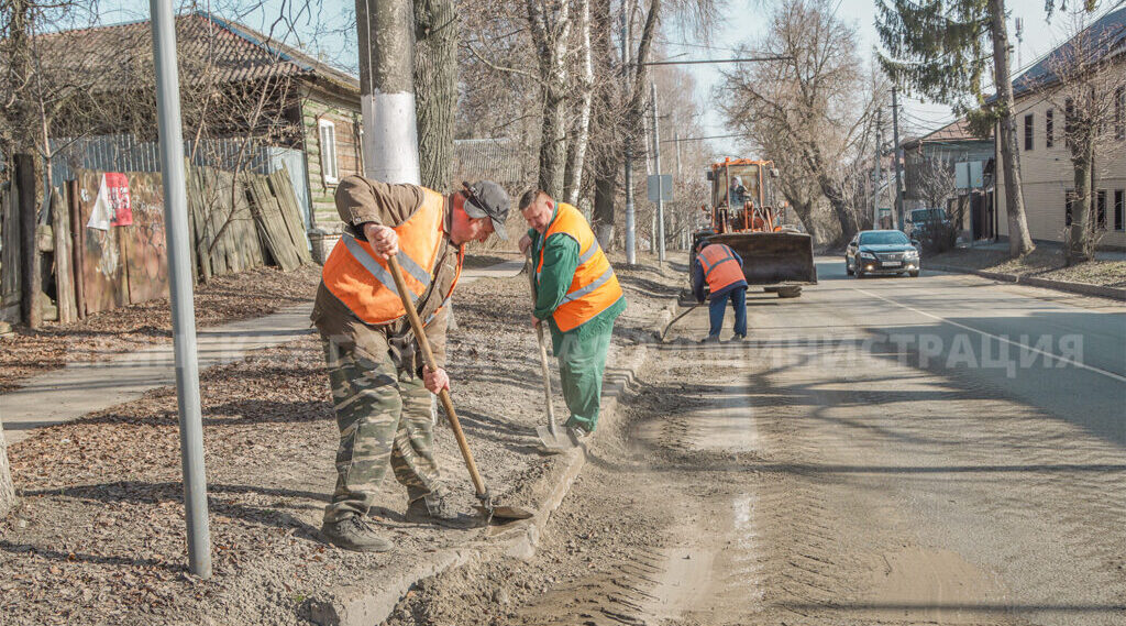 Дорожники чистят и моют улицы Брянска