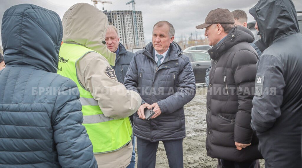 Александр Макаров контролирует строительство нового детского сада