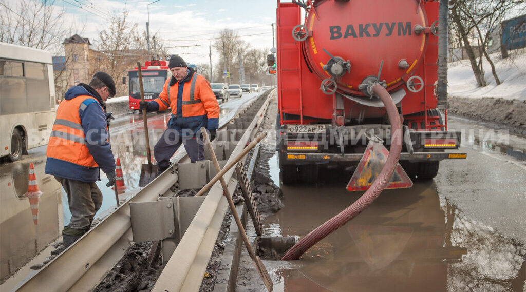 Брянские ливнёвки чистят вакуумом