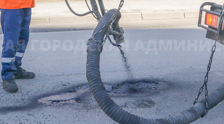 Дорожное управление восстанавливает асфальт во всех районах Брянска