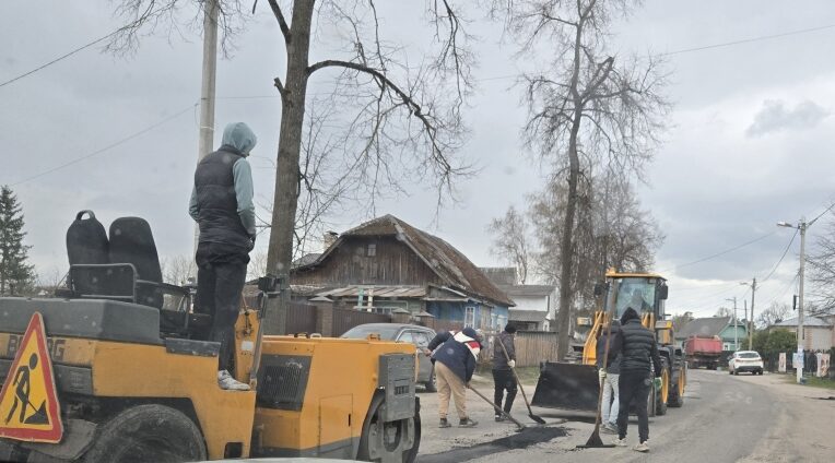 В Сельцо полным ходом идет ямочный ремонт дорог