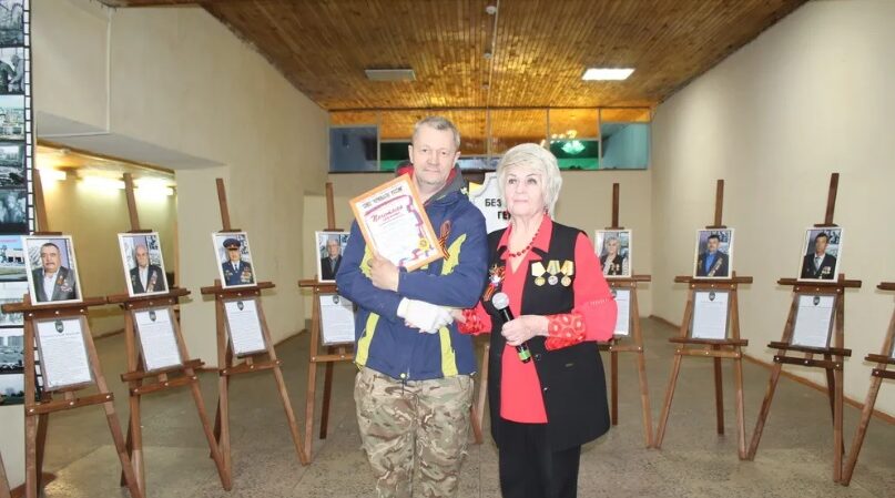 В пос. Локоть на Брянщине открылась выставка «Без войны – герои»