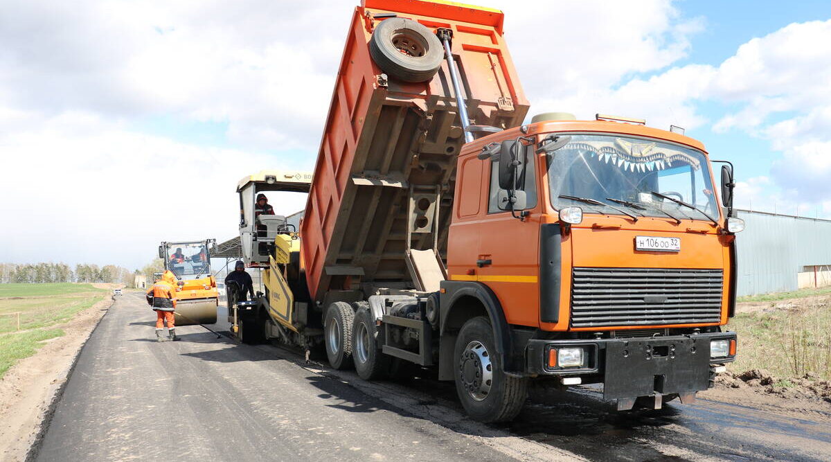 В Стародубском округе начали укладку асфальта на трассе до Тарасовки