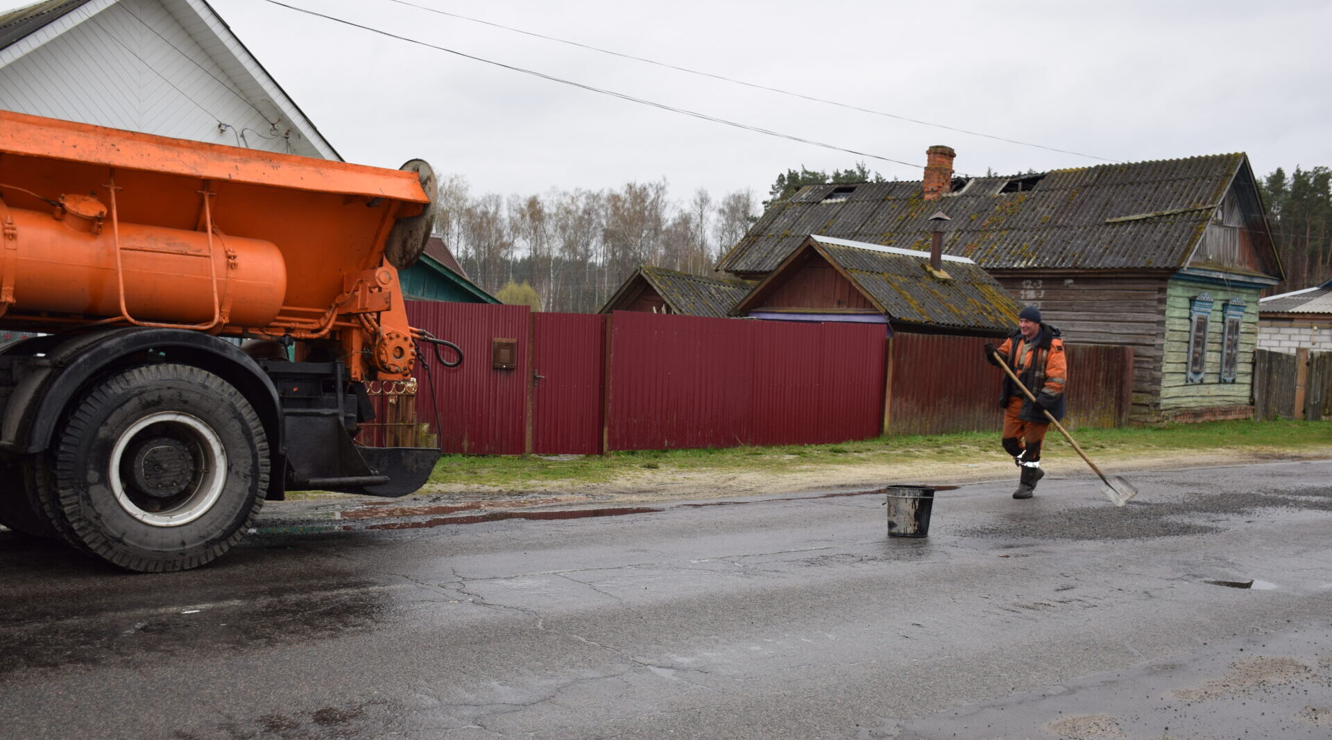 В Климовском районе продолжается ямочный ремонт дорог