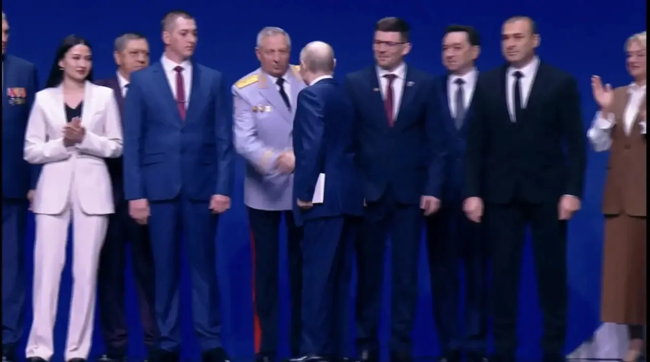 Владимир Путин наградил  Александра Подольного за проект помощи жителям приграничья