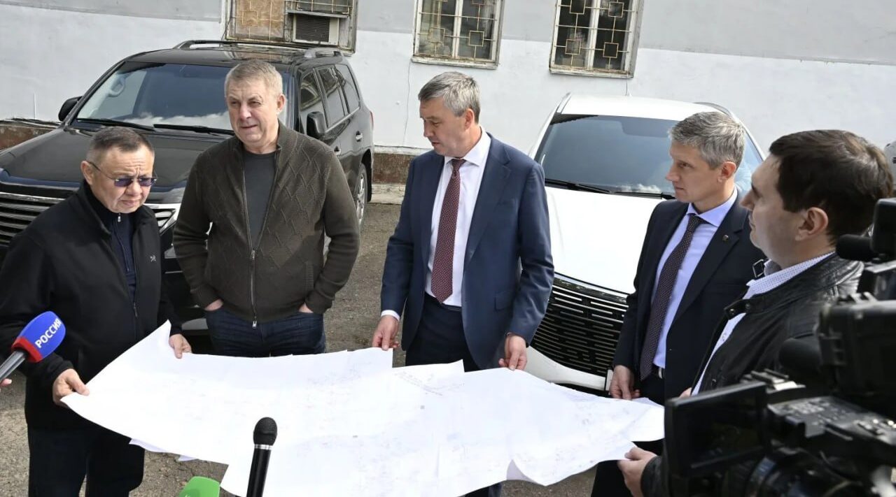 Губернатор вместе с министром строительства посетил Клинцы