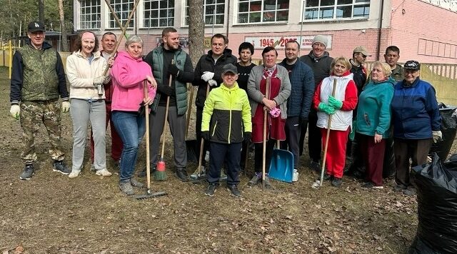 Сельцовцы вновь дружно вышли на уборку территорий