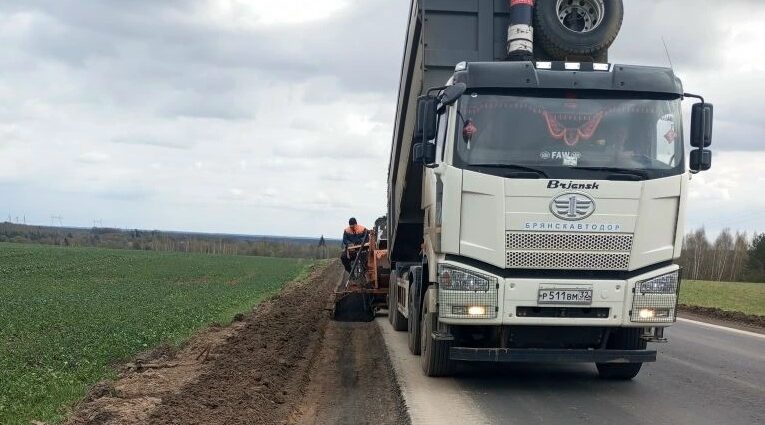 В Выгоничском районе Брянской области продолжается ремонт участка автодороги