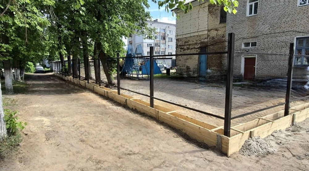 В Сельцо меняется ограждение территории городской бани