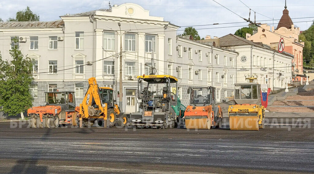 На улице Калинина в Брянске укладывают выравнивающий слой асфальта