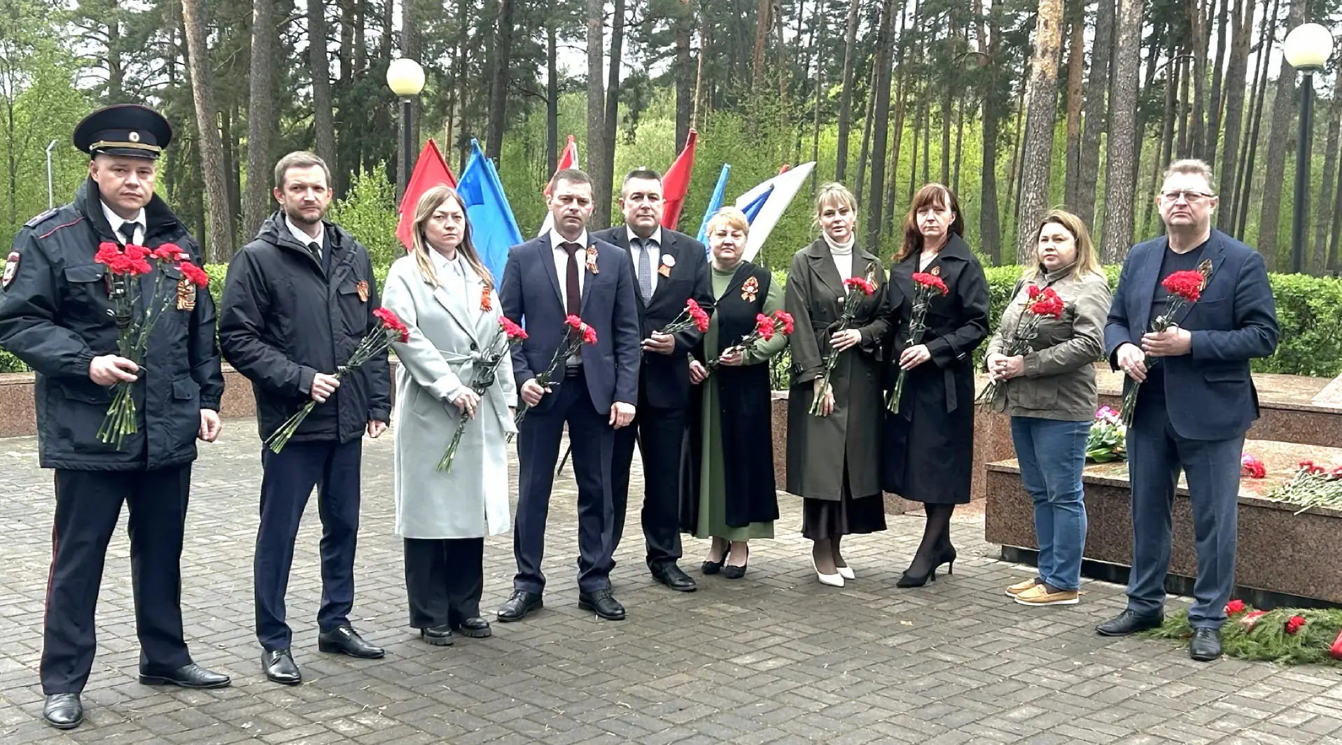 Сельцовцы в знак памяти возложили цветы к обелискам