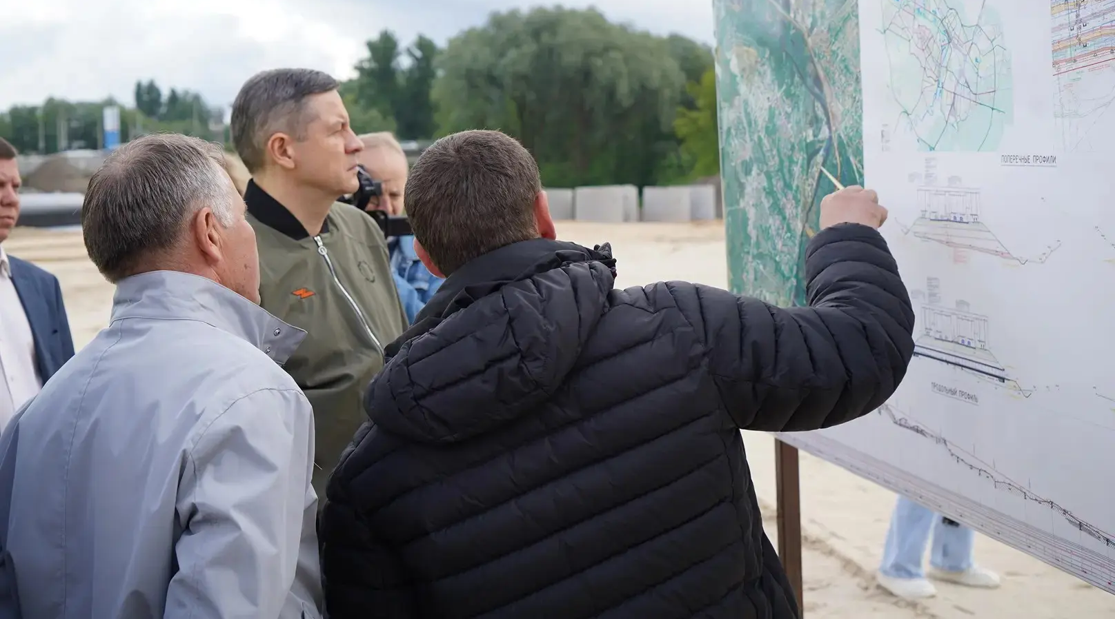 Егор Ковальчук проверил ход работ на дороге-дублере улицы Карачижской