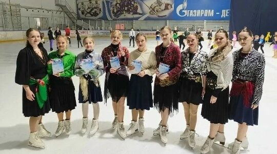 Юные брянские фигуристы подарили зрителям «Яркие краски холодного льда»