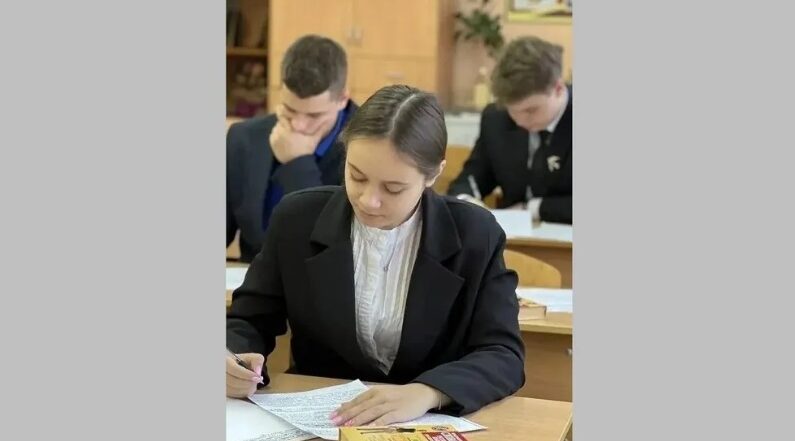 Егор Ковальчук поздравил брянских выпускников, сдавших ЕГЭ на 100 баллов