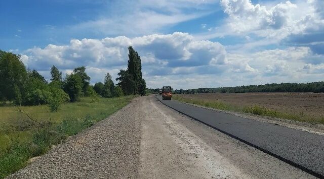 В Новозыбковском округе продолжается ремонт автодороги