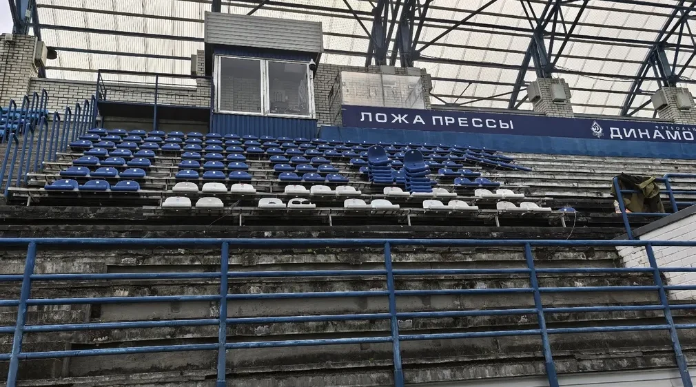 На брянском стадионе «Динамо» ремонтируют южную трибуну