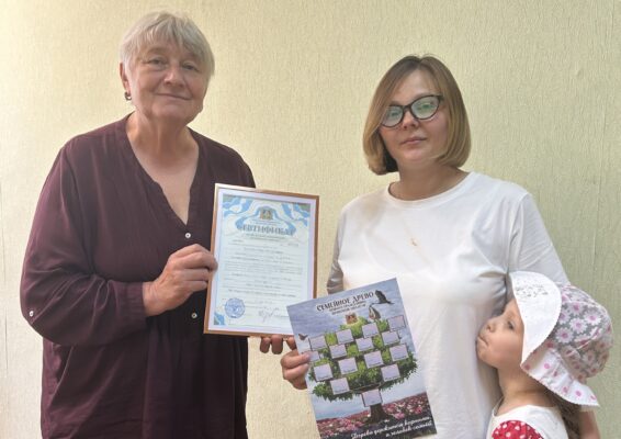 Первой получательницей единовременной выплаты многодетной семье в Жуковском муниципальном округе стала мать троих детей