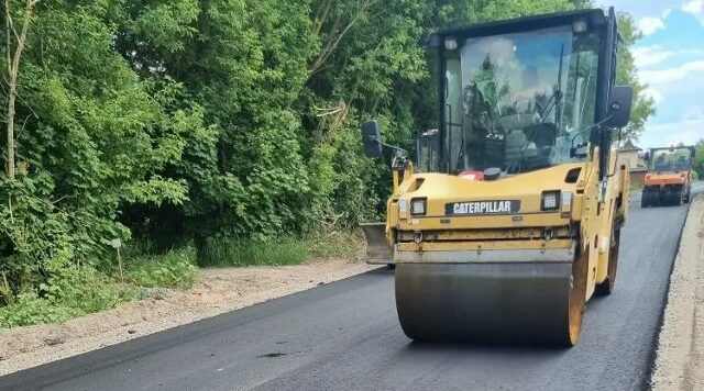 В Почепском районе Брнской области идет ремонт автодороги