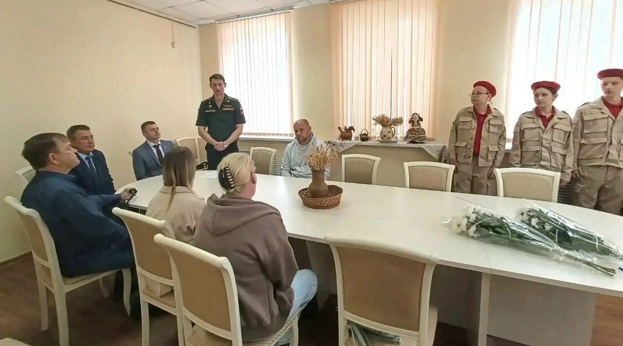 В Сельцо семьям погибших участников СВО вручили государственные и ведомственные награды