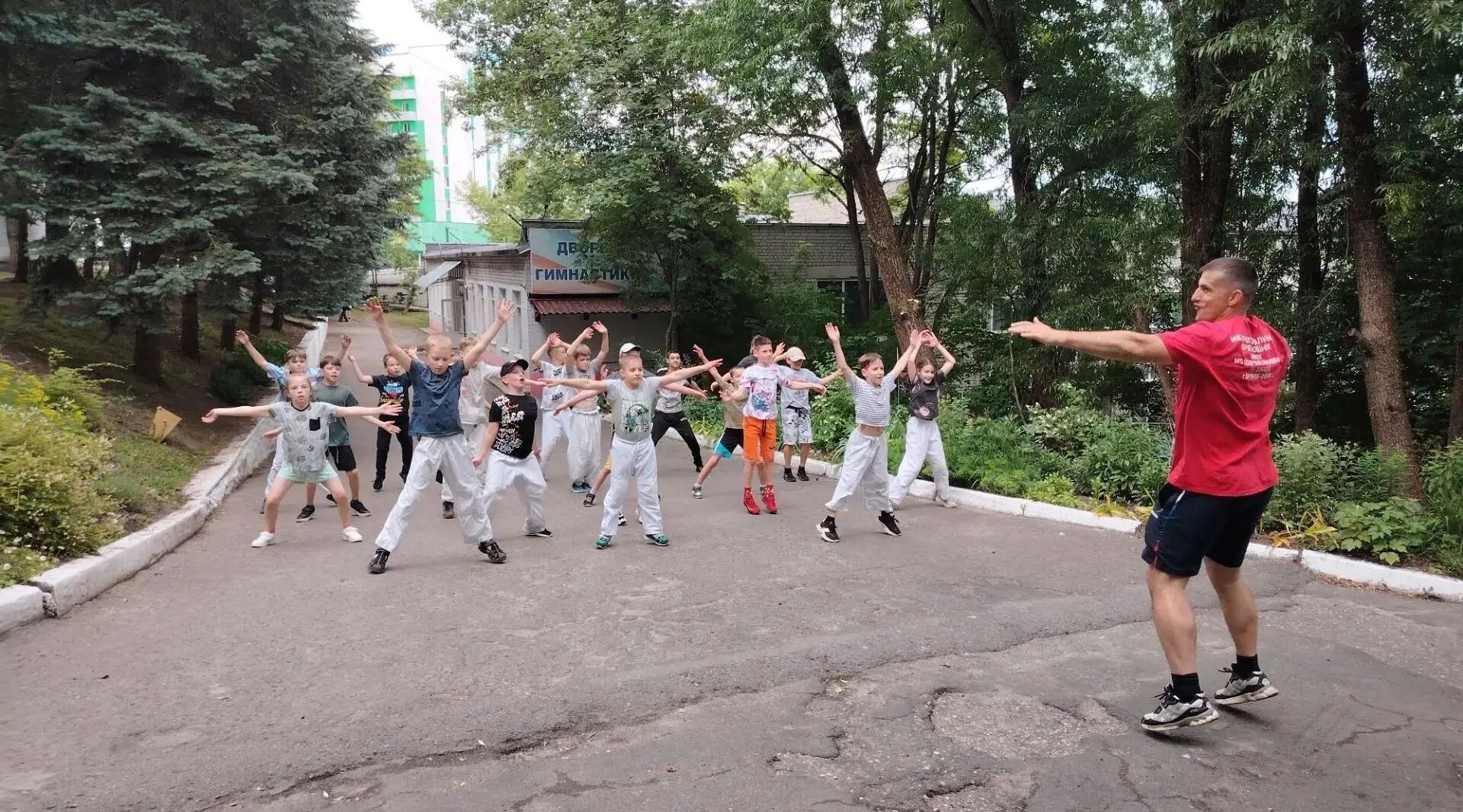 В Брянске прошла зарядка с чемпионом