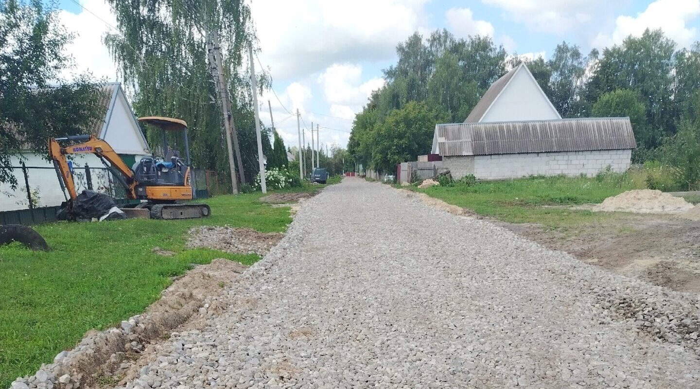 В брянском поселке Комаричи, на улице Транспортной, кипит работа