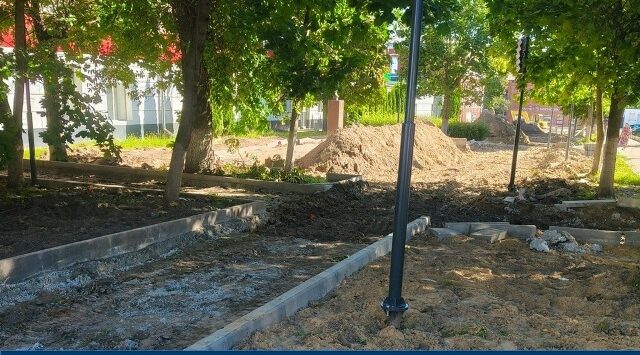 В брянском Новозыбкове благоустраивают аллею Славы