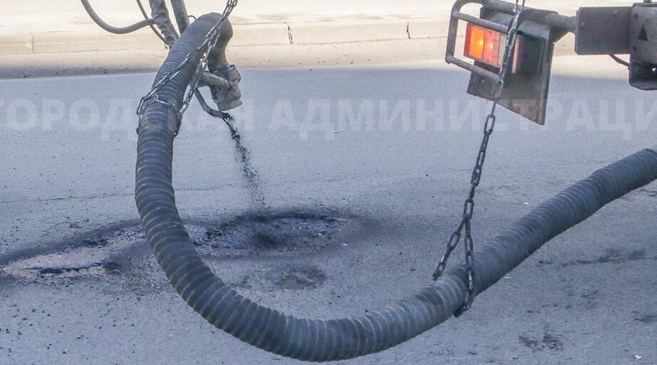 В Брянске продолжается ямочный ремонт дорог