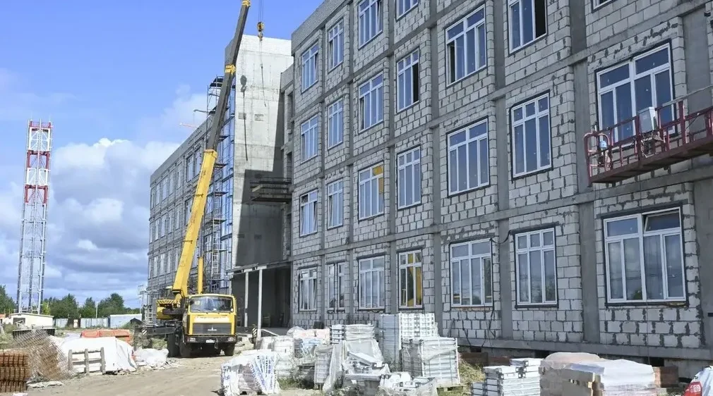 В Брянске продолжается строительство школы на 1225 мест