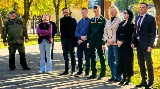 Ветераны СВО высадили деревья в Майском парке Брянска